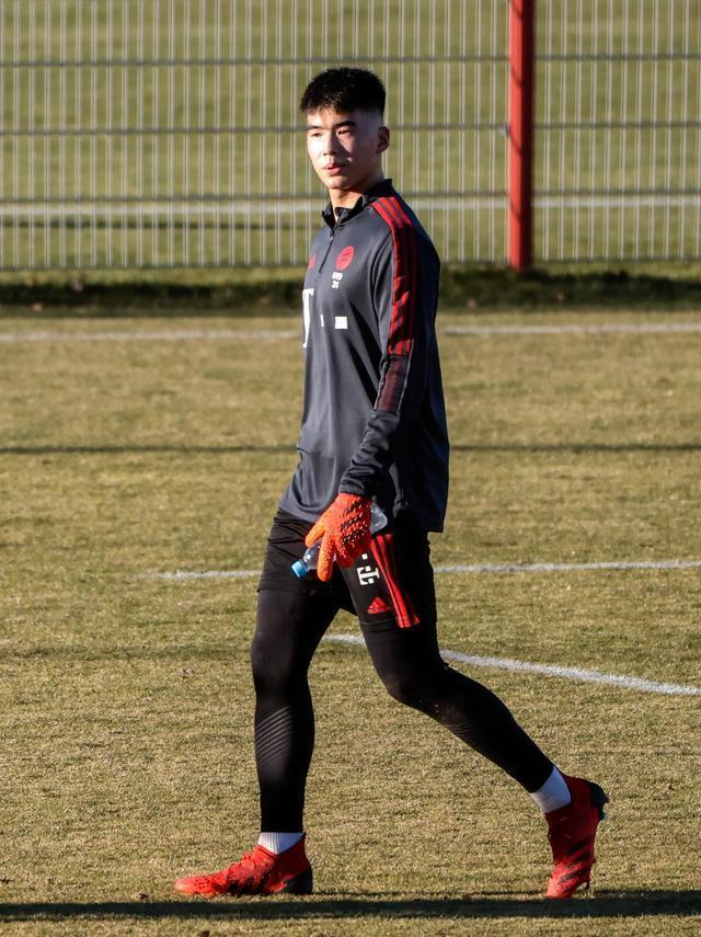 开云网页版中国官网-击剑常规赛焦点战：漓江雄狮队强势横扫荆楚雷豹队，新星闪耀。争冠格局再洗牌的简单介绍